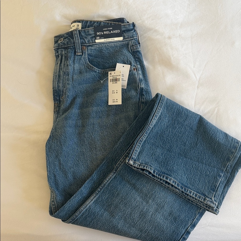A&F High Rise 90’s Relaxed Fit Jeans - Picture 2 of 5